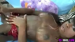 شيميل بمؤخرة كبيرة: حشو بقضيب بلاستيكي