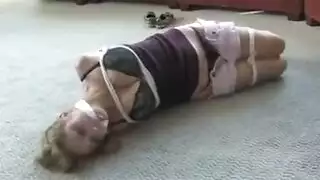 مقيدة وتتعرض للضرب العميق