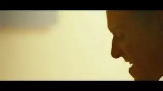 يخرج من الحمام ويجعلها مستلقيا فوق السرير