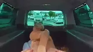 ينيك شوفيته تقود السيارة