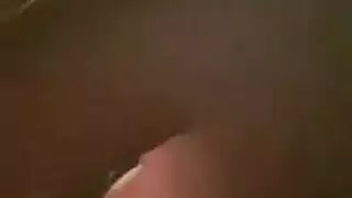 عاهرة رداء الساتان تقفز وتستمني بقوة