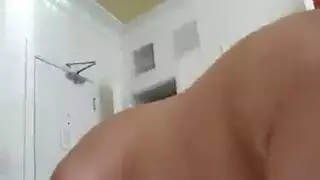 ربة منزل ناضجة تمص بقوة مثل عاهرة محترفة