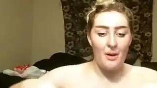 أغسطس أميس ذات الثديين الضخمين تمص وتأخذ شرج عميق بوضعية الكلب