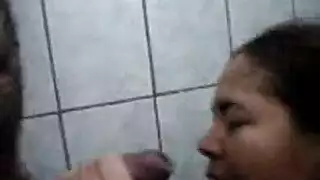 فتاة خدمة غريبة تتوسل للحصول على قذفة ساخنة