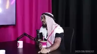 مشهد مثلث صريح: شابان يستخدمان فمها وفرجها، ويقذفان على أثدائها