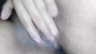 عاهرة محجبة تستمتع بلمس كسها العصبي وتكاد تُكتشف