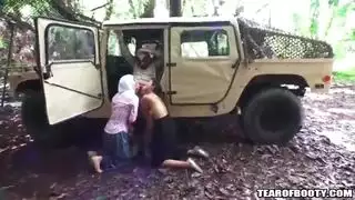 ثنائي عربي يقدم مصًا عنيفًا ومبتلًا في هذا المقطع الإباحي