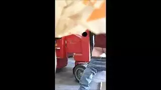 كاميرا خفية اشتعلت كوغار سخيف قرنية الحصول على خبطت من قبل رجلين قرنية في نفس الوقت