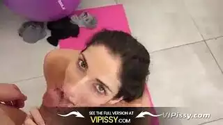 سمراء مثيرة تطلق العنان لعاهرتها الداخلية كنجمة بورن