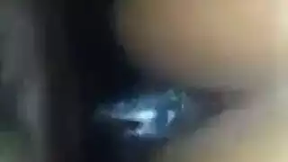 السمراء المحتاجة ذات الخصل المجعدة تتعرى وتمارس الجنس مقابل أجر