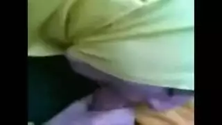 امرأة عربية مغرية تبلع الزب بعمق وتُطلى بالمني