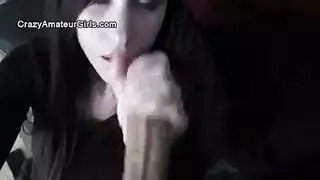 مراهقة مثيرة تلعب بثدييها بينما يراقبها أخوها غير الشقيق