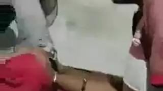  فتاة عاهرة تأخذ قضيبًا صلبًا في فمها وفرجها