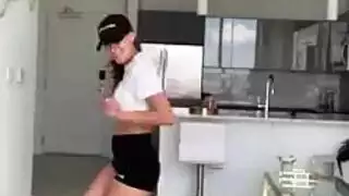 شقراء ممتلئة الصدر تأخذ وجهًا صعبًا ومص قضيب عميق الحلق