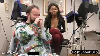 شاهد بينما يقوم الدكتور تامبا بإدارة هزات الجماع الشديدة من عصا هيتاشي للمراهقة المضطربة ميني روز في هذا الفيلم الإباحي الواقعي والمشبع بالبخار