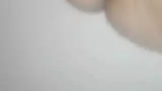 الظهور الإباحي الأول لفتاة صغيرة: جلسة جماعية من رجل غامض موهوب