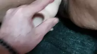 فتاة ساخنة تتحول إلى برية مع دسار، بوسها يتدفق مثل نافورة