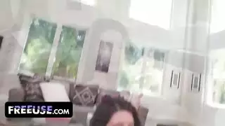 زوجة الأب الانتهازية تربح كل دولار بتلقيها حمولة ابنها الضخمة داخلها