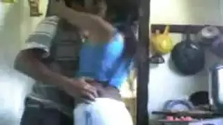 ابن يغتصب امه هو واصدقاوه في المطبخ أثناء تحضير الطعام