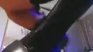 مراهقة مغرية ترتدي نظارات تخضع لضرب شرجي قاسٍ