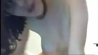 فتاة ذكية بنظارات تشعر بالإثارة وتمارس العادة السرية بقوة