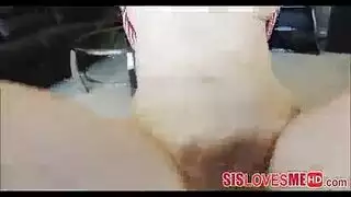 كس الأخت الزوجة المشعر يحصل على هزة بالهزاز