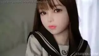 لعبة صغيرة تلمس مهبلها المراهق الرطب