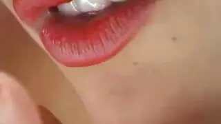 شقراء تعطي مصة ثدي زلقة قبل أخذ قضيبين في السيارة