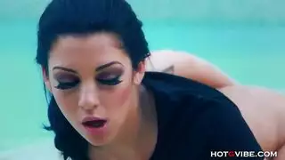 حفلة سحاقية حارة وجرد عاري بجانب البركة