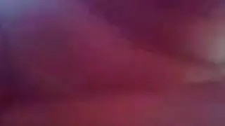 فتاة تعرض ثدييها وتفركهما حتى القذف