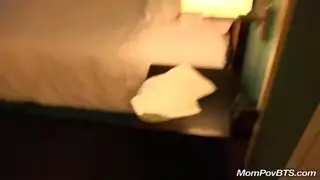 مشهد إباحي في السيارة: فتاة كبيرة المؤخرة تركب القضيب بمهارة