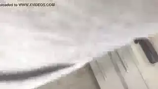 الفتاة الكبيرة ميا ب تفتح ساقيها على مصراعيهما في رداء مزهر