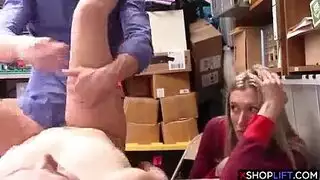 الفتاة السيئة تقابل الشارة: عقاب إكس إكس إكس عنيف في مكتب الأمن