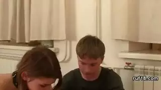 الأزيز الساخنة في سن المراهقة مص وسخيف كبير الديك الأسود