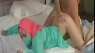 شرموطة محجبة تمص زب زبونها حتى يقذف على وجهها