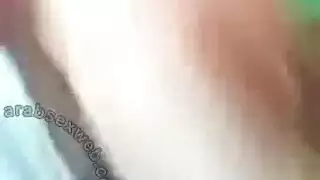 عاهرة ترتدي حجاب تحب الزب في فمها وفرجها